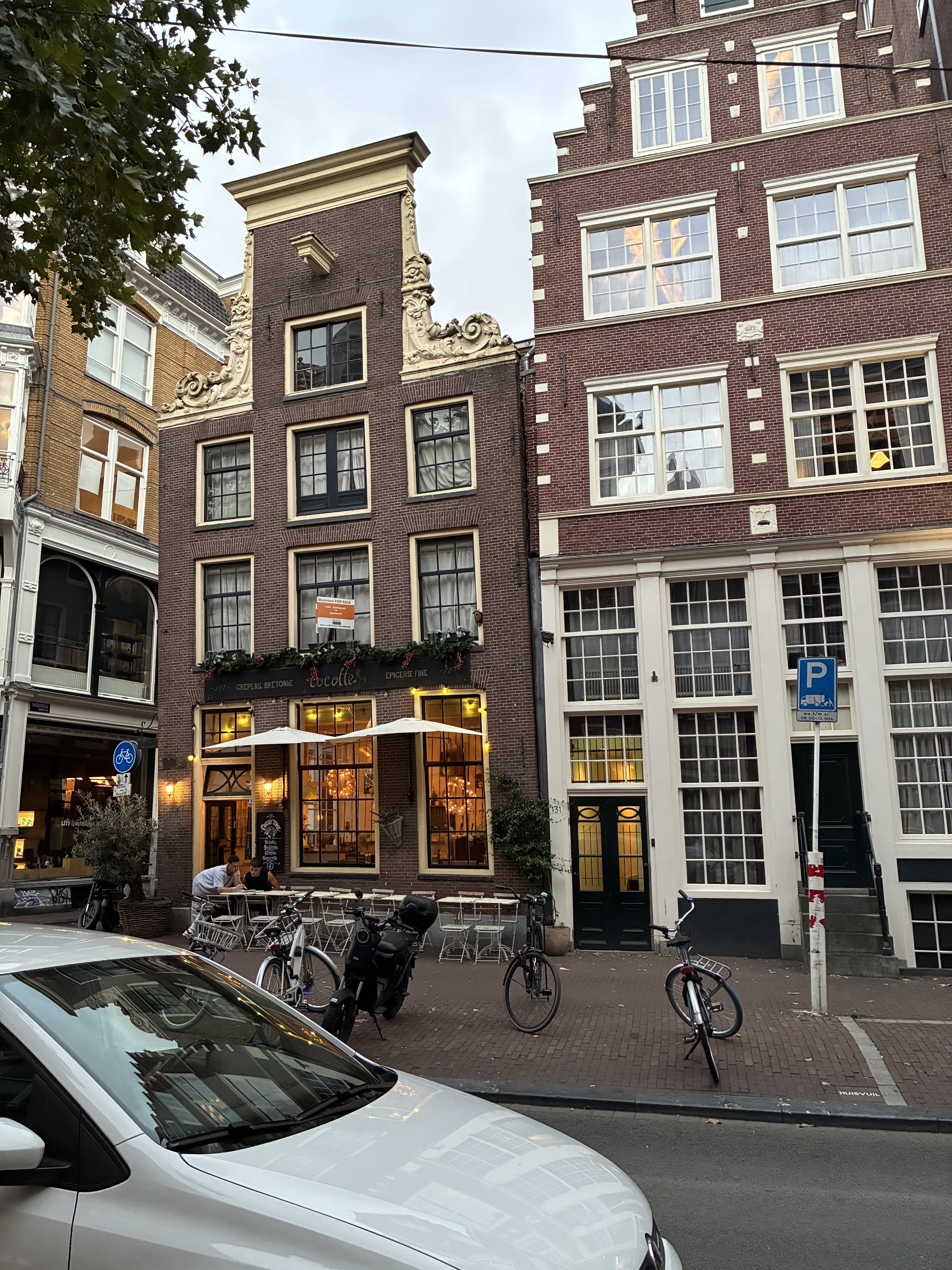 Leaning building